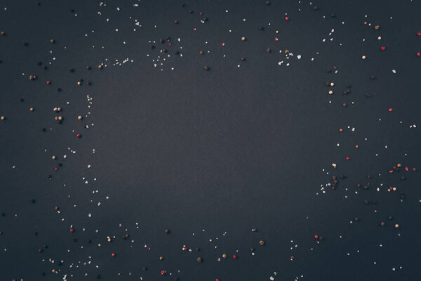 вид сверху разбросанного перца на сером столе
