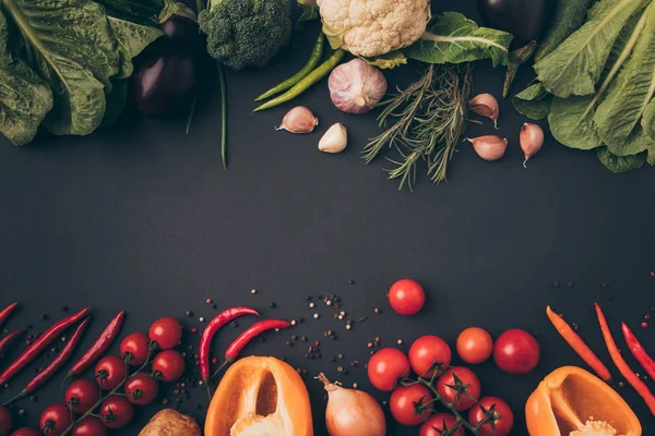 Vue Dessus Des Légumes Mûrs Colorés Sur Plateau Gris — Photo