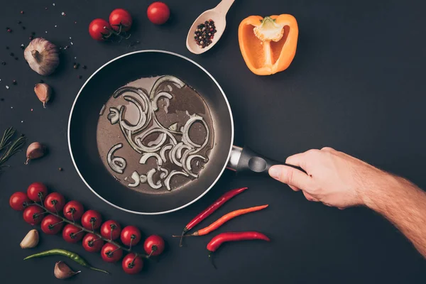 Imagen Recortada Hombre Sosteniendo Sartén Sobre Mesa Gris — Foto de Stock