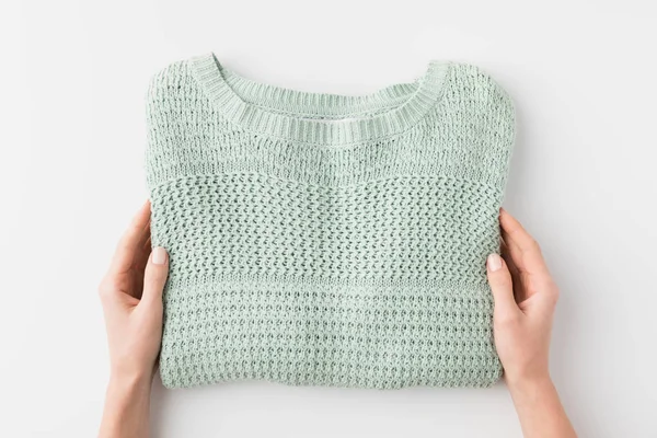Руки со стильным вязаным свитером — стоковое фото
