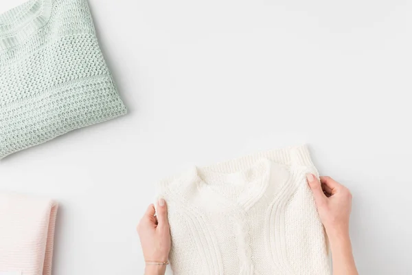 Ruce s stylové pletené svetry — Stock fotografie