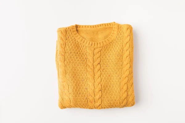 Вязаный желтый свитер — стоковое фото