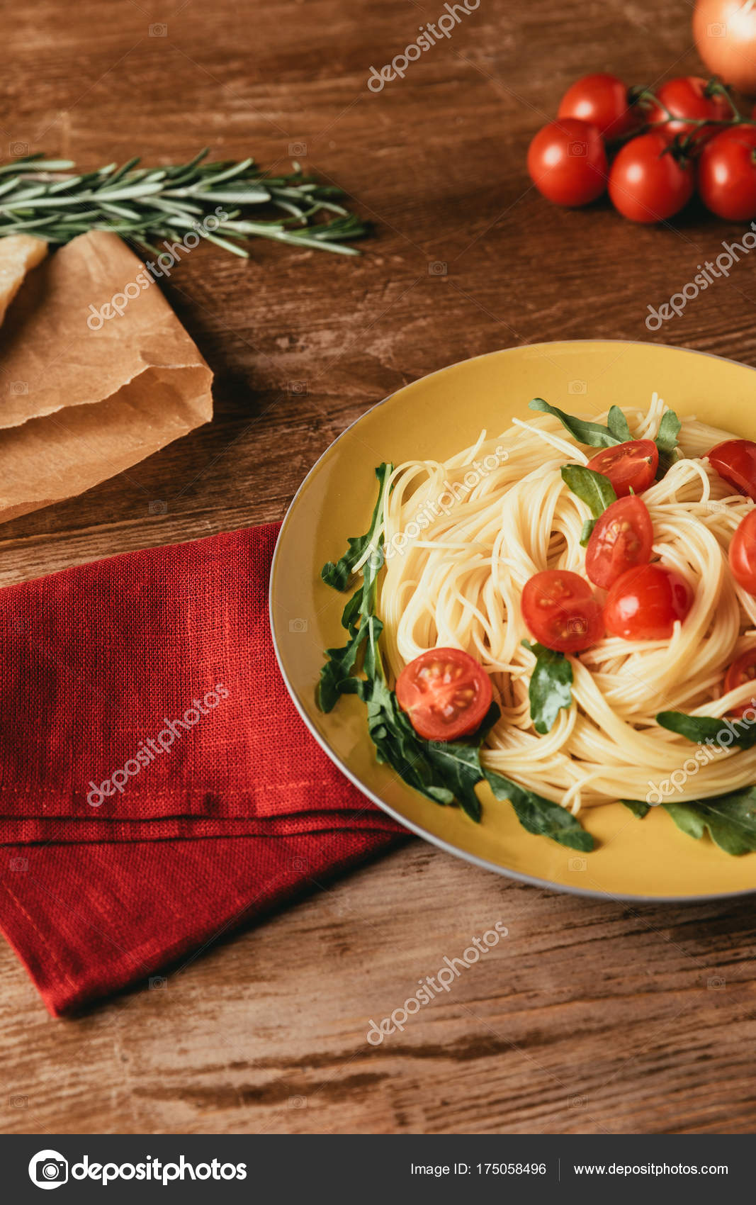 Pasta Italiana Tradicional Con Tomates Rúcula Plato fotografía de