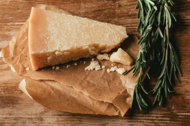 ahşap masa üzerinde Parmesan peyniri ve taze biberiye Üstten Görünüm