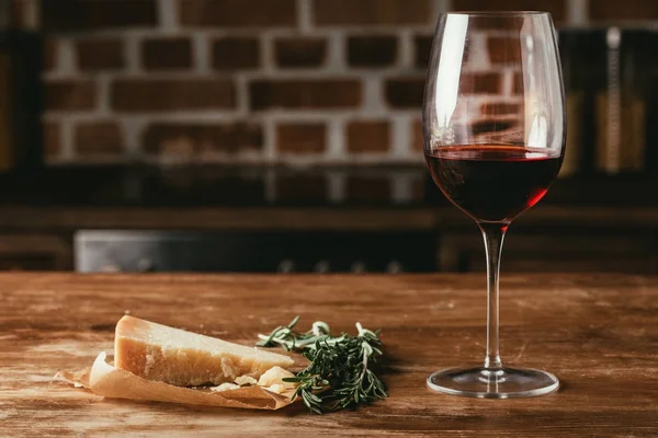 Glas Rode Wijn Parmezaanse Kaas Verse Rozemarijn Houten Tafelblad — Stockfoto