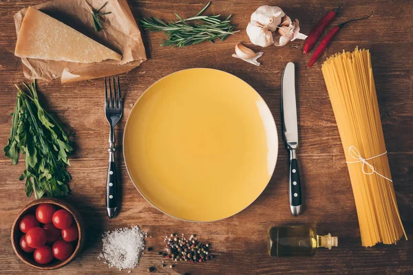 Vista Superior Pasta Fila Ingredientes Frescos Plato Con Cuchillo Tenedor — Foto de Stock