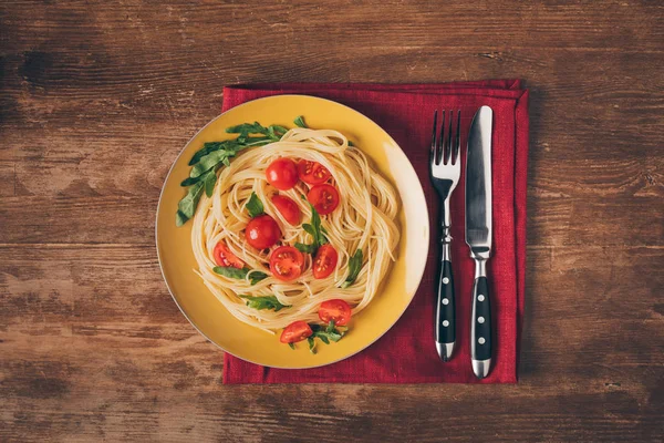 Traditional Italian Pasta Tomatoes Arugula Plate Knife Fork Wooden Tabletop — Stock Photo, Image