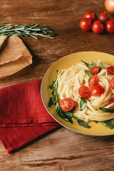 传统意大利面食与西红柿和芝麻菜在盘子 — 图库照片