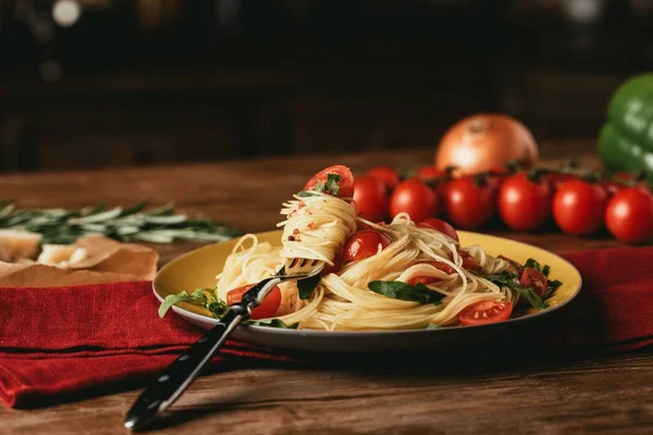 Tradycyjny Włoski Makaron Pomidorami Rukolą Płytkę Widelcem — Zdjęcie stockowe