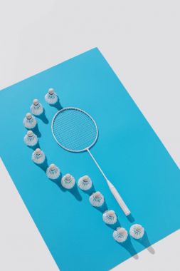 badminton raket ve shuttlecocks yüksek açı bakış beyaz izole mavi kağıt üzerinde