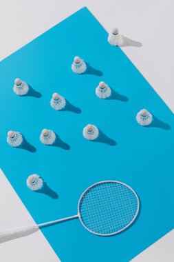 Mavi kağıt üzerinde badminton raket ve shuttlecocks Üstten Görünüm
