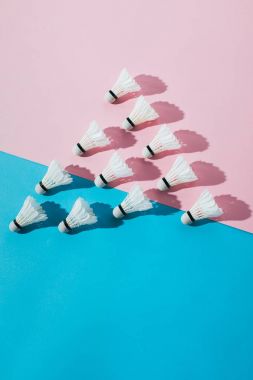 badminton shuttlecocks ile kompozisyon üstten görünüm üzerinde mavi ve pembe