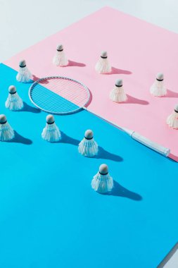 shuttlecocks badminton raket, mavi ve pembe kağıtlara çevresinde