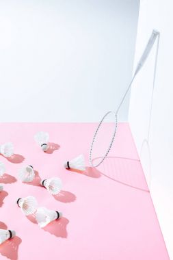 Badminton Raket ve shuttlecocks duvar, pembe kağıt üzerinde