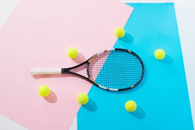 Tenis raket ve topları, mavi ve pembe kağıtlara Üstten Görünüm