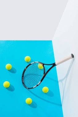 Tenis topu mavi beyaz duvar, tenis raketi çevresinde yüksek açı görünümü çemberi 