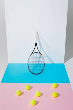 mavi ve pembe, beyaz duvar kağıtları ve tenis raketi sarı tenis topları