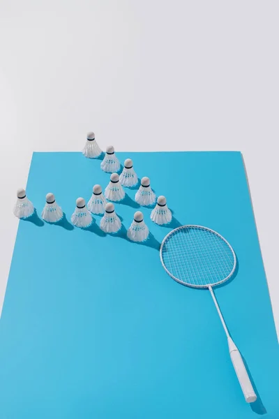 Composição Com Raquete Badminton Branco Shuttlecocks Papel Azul — Fotografia de Stock
