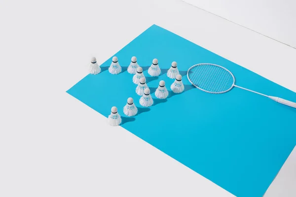 Komposition Mit Badmintonschläger Und Federhähnen Auf Blauem Papier — kostenloses Stockfoto