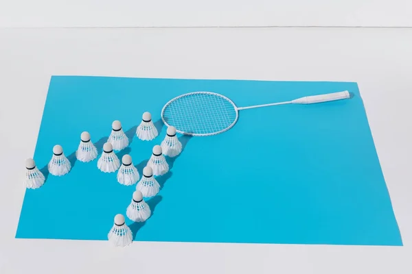 Komposition Mit Weißem Badmintonschläger Und Federbällen Auf Blauem Papier — Stockfoto