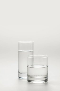 Sakin su üzerinde beyaz izole ile iki farklı gözlük 