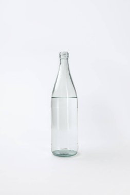 Sakin maden suyu üzerinde beyaz izole cam şişe