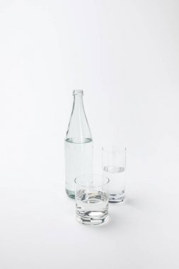 iki farklı bardak ve şişe üzerinde beyaz izole sakin su ile 