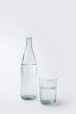 şişe ve cam ile maden suyu üzerinde beyaz izole 