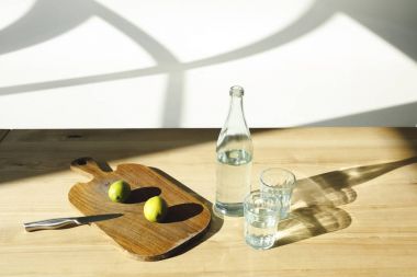 Maden suyu ve limon limonata ahşap masa hazırlama  