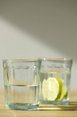 su ile cam ve cam limonata ile görünümünü kapat