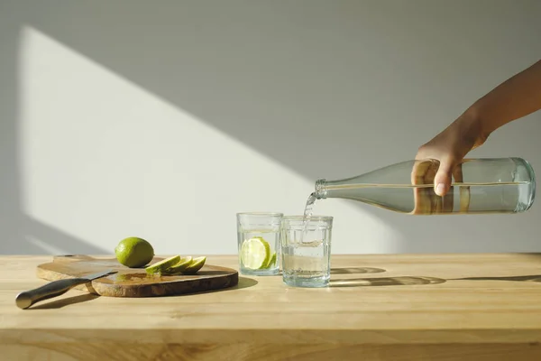 Image Recadrée Femme Versant Eau Minérale Dans Verre — Photo