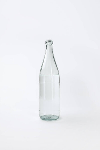 Стеклянная бутылка с минеральной водой, изолированной на белом

