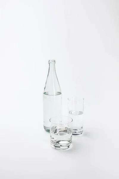 Dua Gelas Dan Botol Yang Berbeda Dengan Air Yang Tenang — Stok Foto