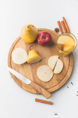 elma ile elma ve armut şarabı üstten görünüm Beyaz ahşap tahta üzerinde