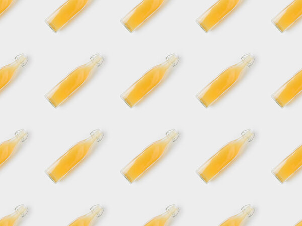 шаблон яблочного сидра бутылки на белой поверхности
