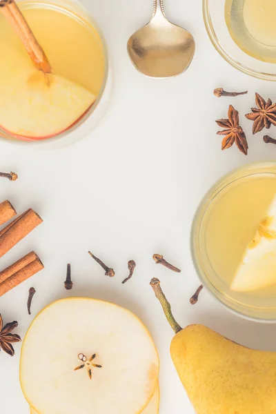 Draufsicht Auf Köstlichen Apfelwein Mit Gewürzen Auf Weißer Oberfläche — Stockfoto