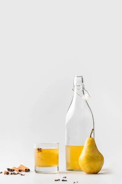 Bouteille Cidre Poire Avec Cannelle Anis Sur Blanc — Photo