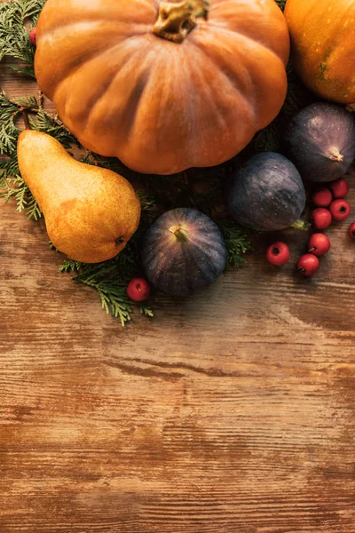 Draufsicht Auf Verschiedene Obst Und Gemüsesorten Auf Holztisch — Stockfoto