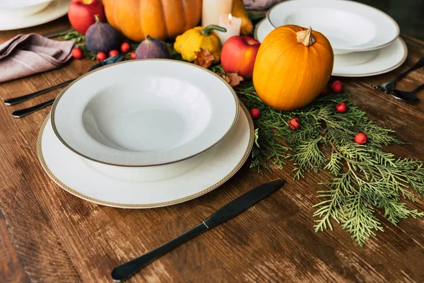 美しい秋の装飾とテーブルセッティングのクローズ アップ ショット — ストック写真