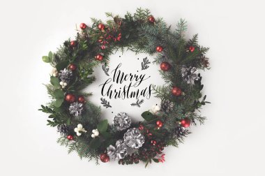 Noel çelenk topları ve çam kozalakları