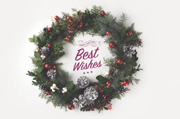 Noel çelenk topları ve çam kozalakları