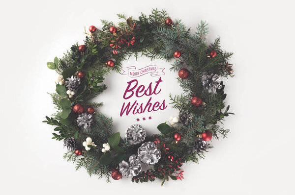 Рождественский венок с шариками и шишками
