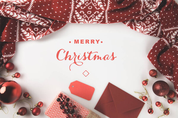 подарок на Рождество, шарф и конверт
