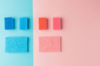 renkli çamaşır Süngerler, üstten görünüm pembe ve mavi