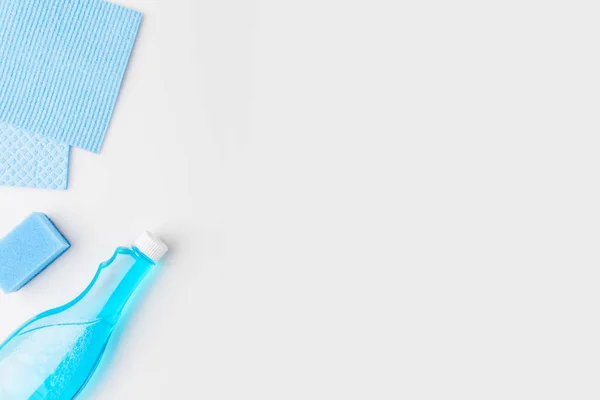 Bovenaanzicht Van Wassen Sponzen Spray Fles Geïsoleerd Wit Blauw — Stockfoto