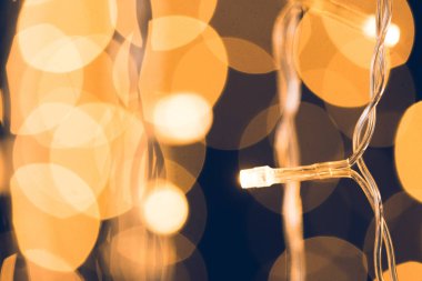 güzel tatil Garland koyu arka plan üzerinde yakın çekim vurdu