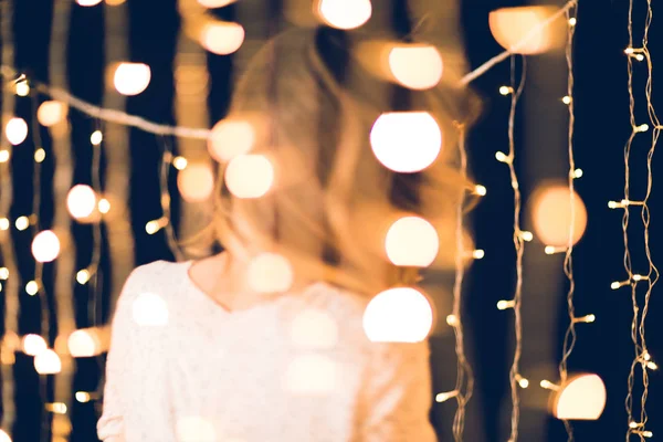 Guirnalda Navidad Hermosa Con Mujer Borrosa Moviéndose Sobre Fondo —  Fotos de Stock