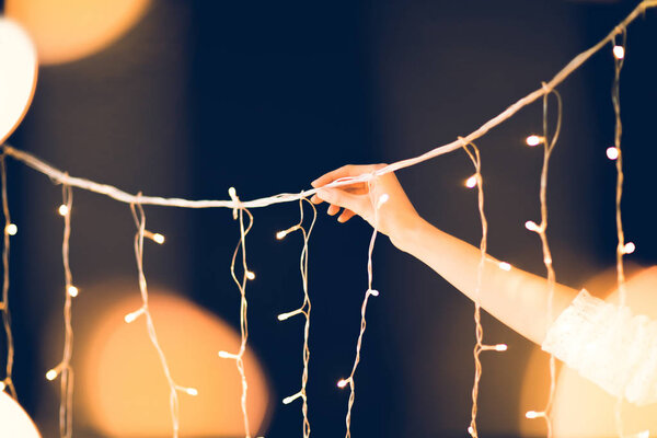 обрезанный снимок женщины с красивой гирляндой
