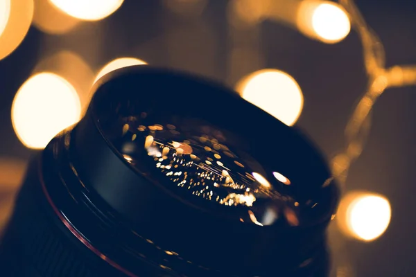 Tiro Close Luzes Natal Refletindo Vidro Lente Câmera — Fotografia de Stock