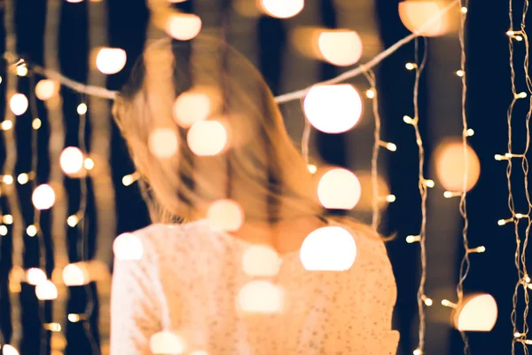 Achteraanzicht Van Vrouw Met Kerst Licht Rond Zwart — Stockfoto